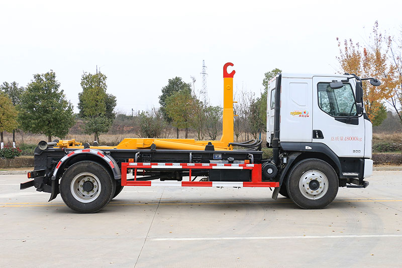 柳汽4500轴距套臂垃圾车 12方